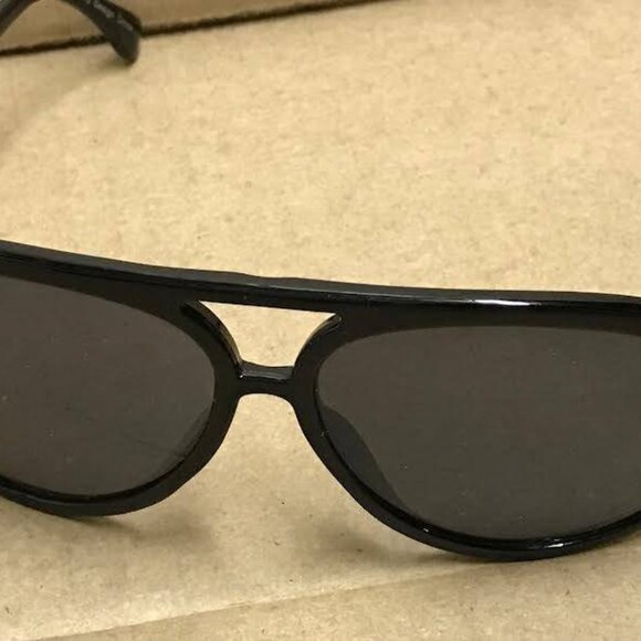 VOGUE Designer Sunglasses with Original Zipper Hard-Shell Case - Picture 2 of 3